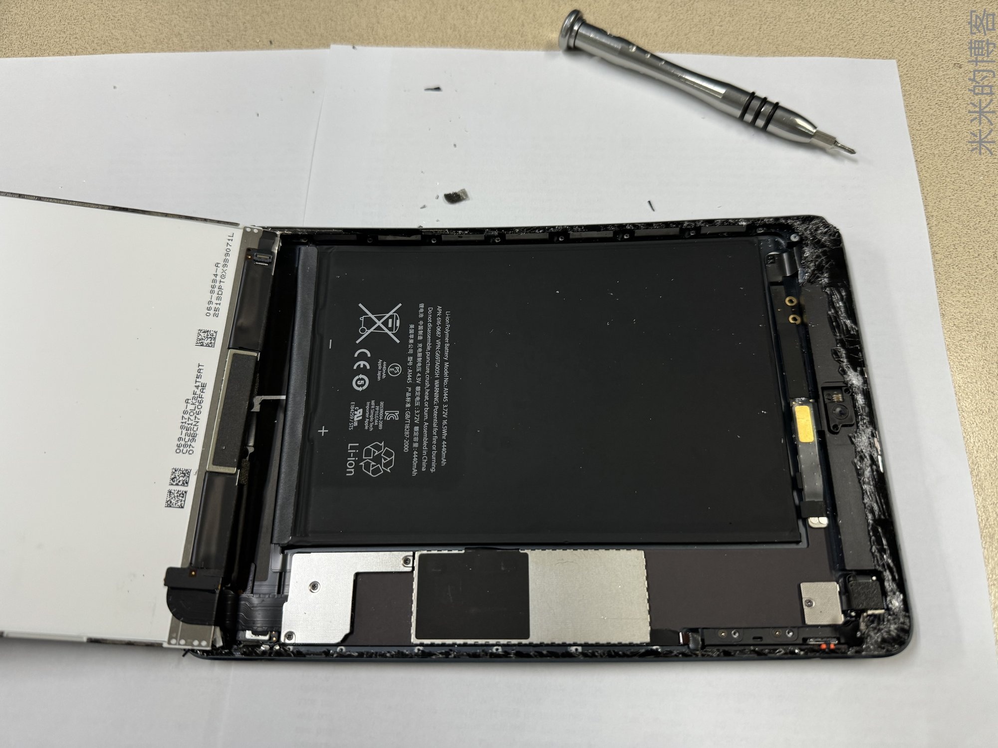 变形的机身和内屏,外屏由于完全碎裂爆出了很多玻璃渣,已经丢弃