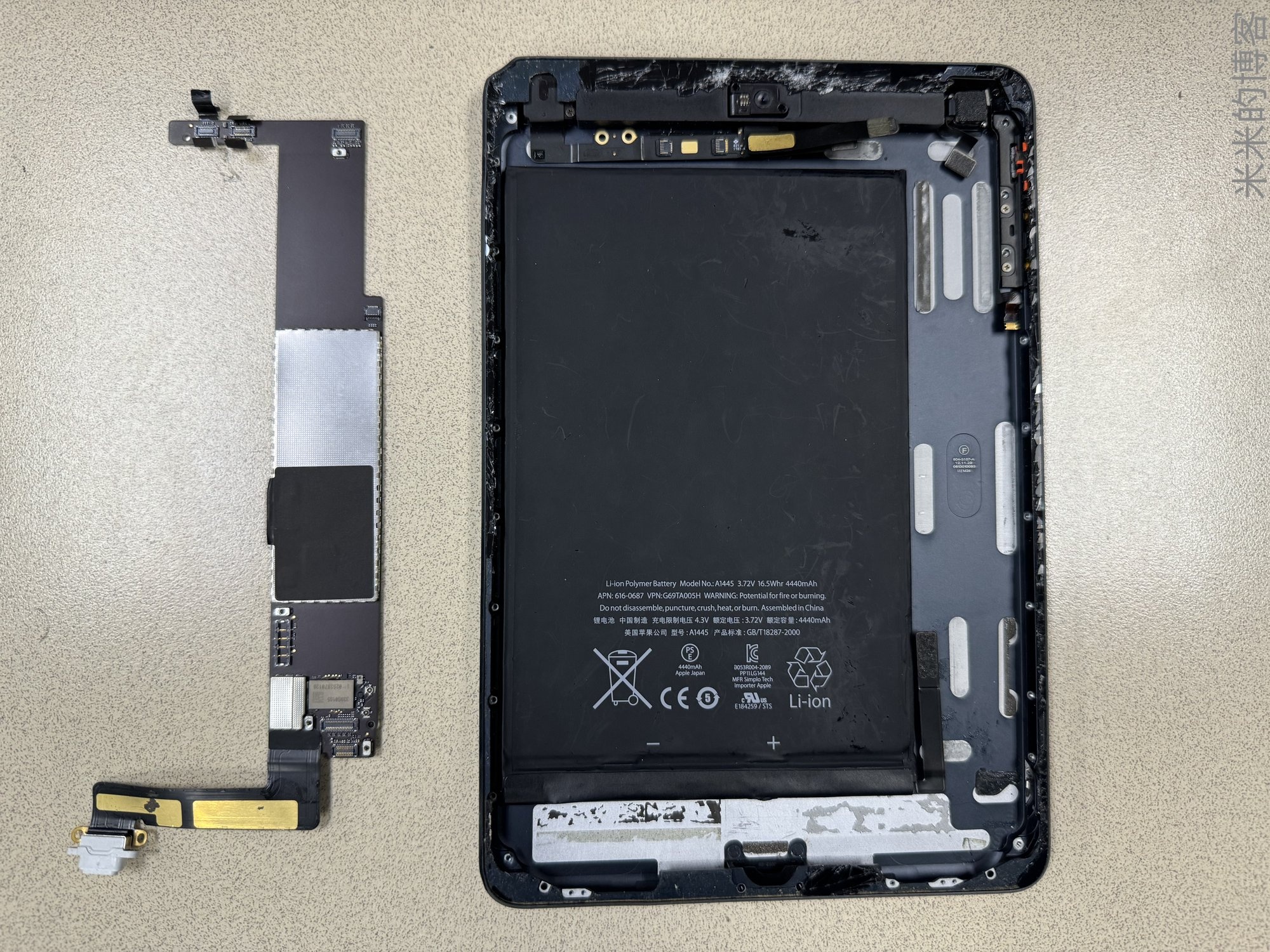 拆卸出的主板很完整,但电池已经变形了